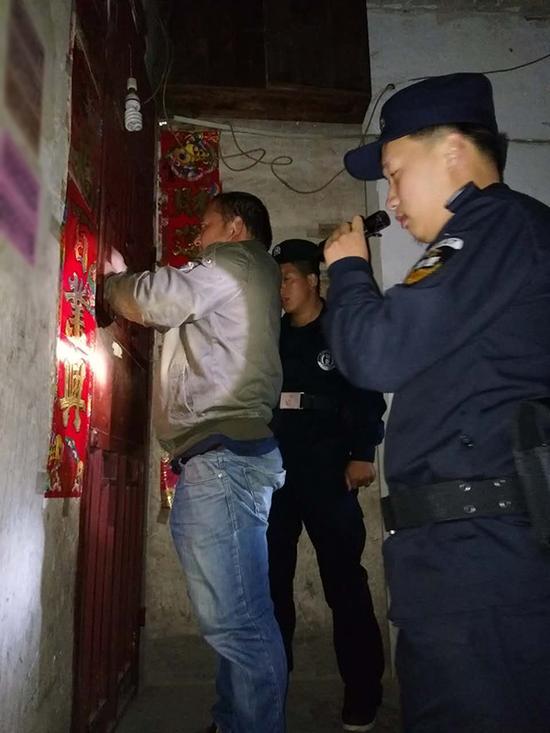 丹东粗心妈妈误将幼女锁家中 民警全城寻开锁师傅开门