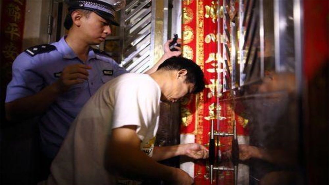 丹东请开锁师傅开了锁后，师傅为什么一般都不进门，就算主人请也不进去？